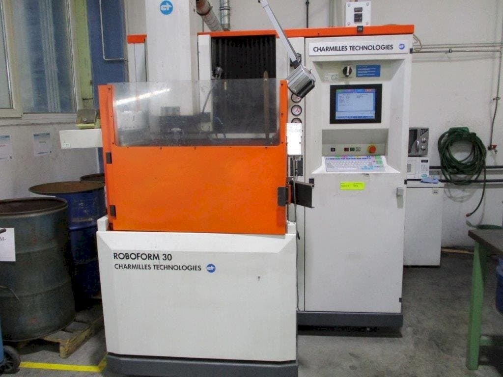 Vista frontale della macchina AgieCharmilles Roboform 30