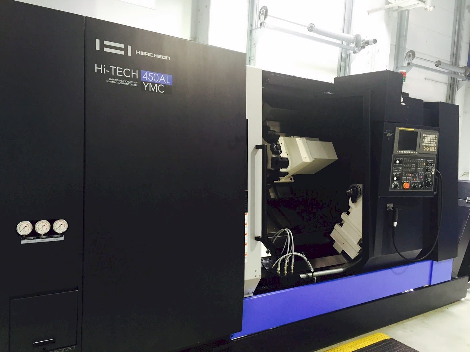 Vista frontale della macchina HWACHEON HI-TECH 450AL YMC