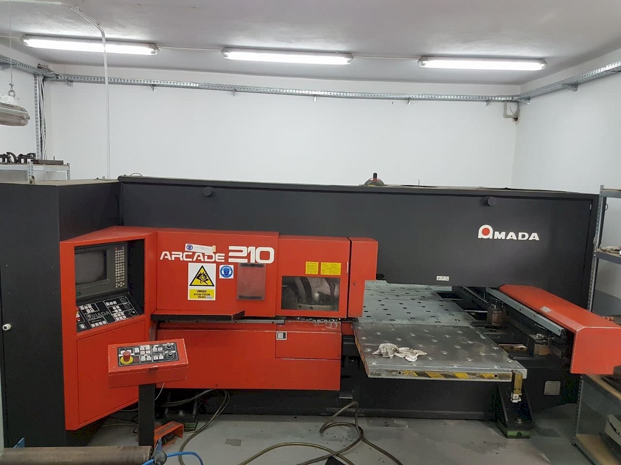 Vista frontale della macchina AMADA ARCADE 210