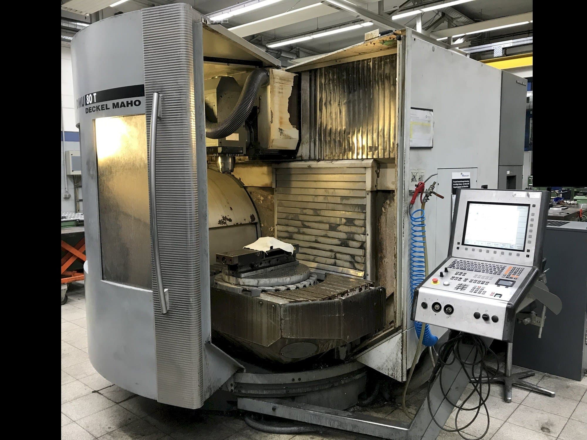 Vista frontale della macchina DECKEL MAHO DMU 80 T