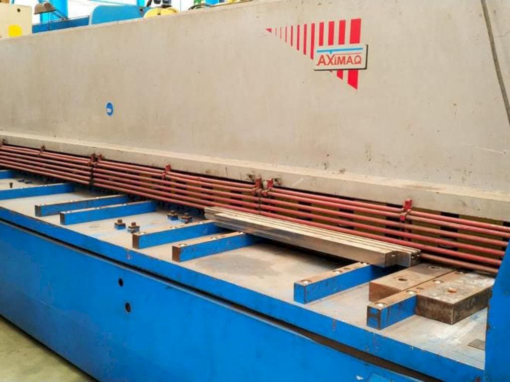 Vista frontale della macchina Axial CP-1060