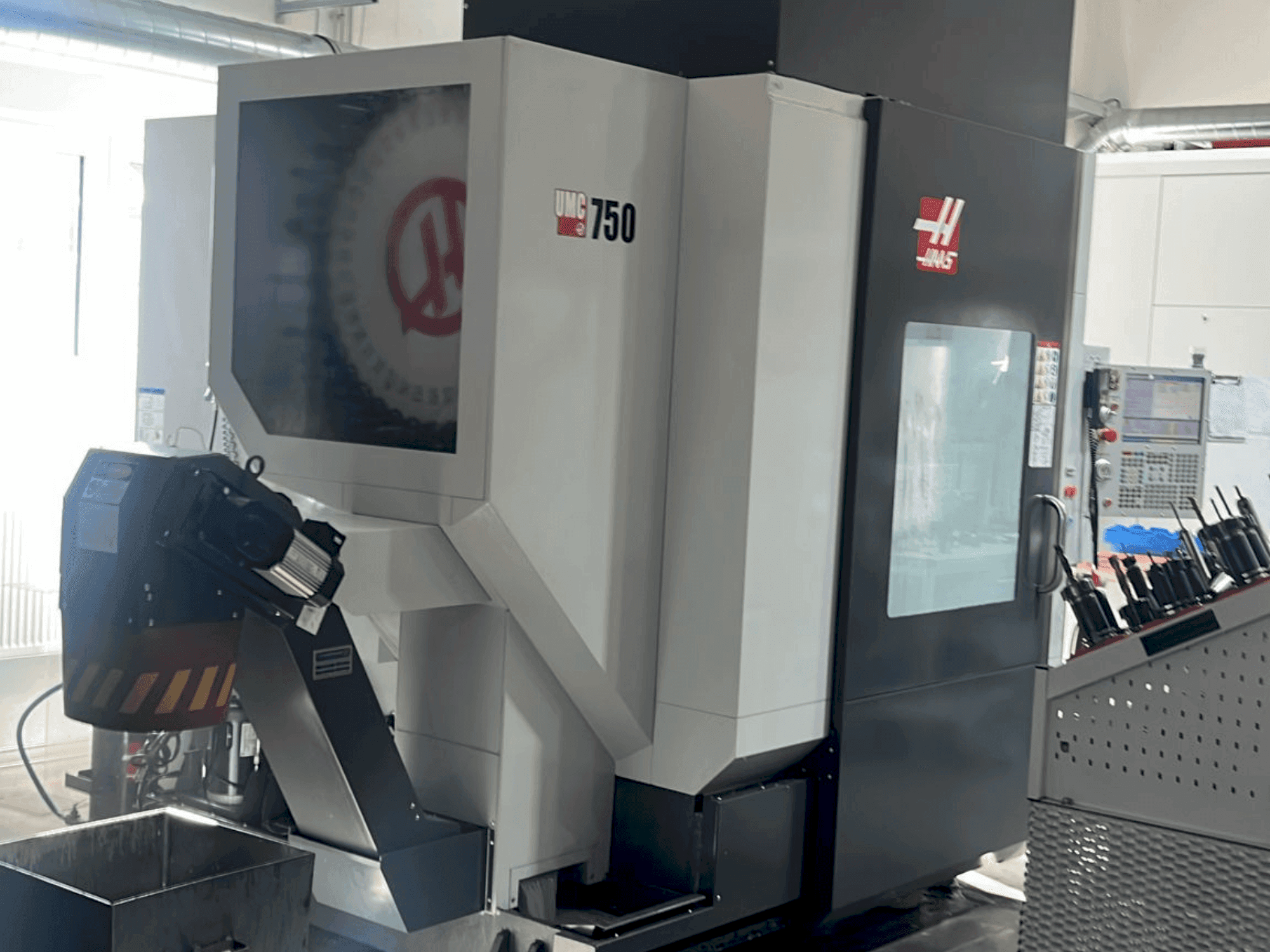 Vista frontale della macchina HAAS UMC-750