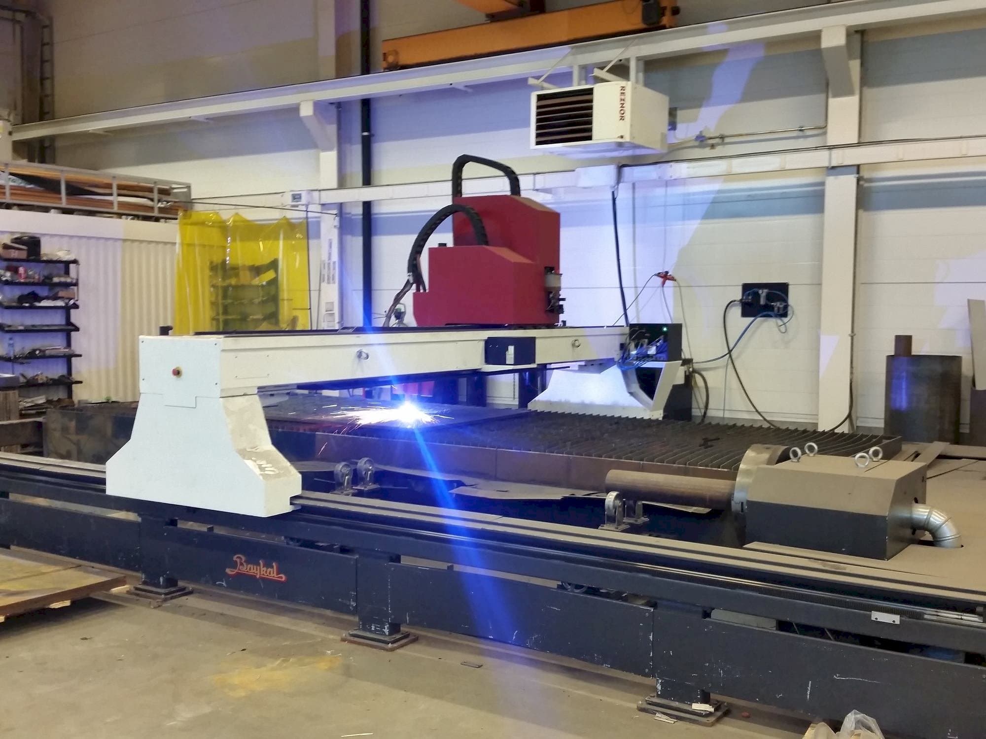 Vista frontale della macchina Baykal BPL-H 2006 HPR 260XD