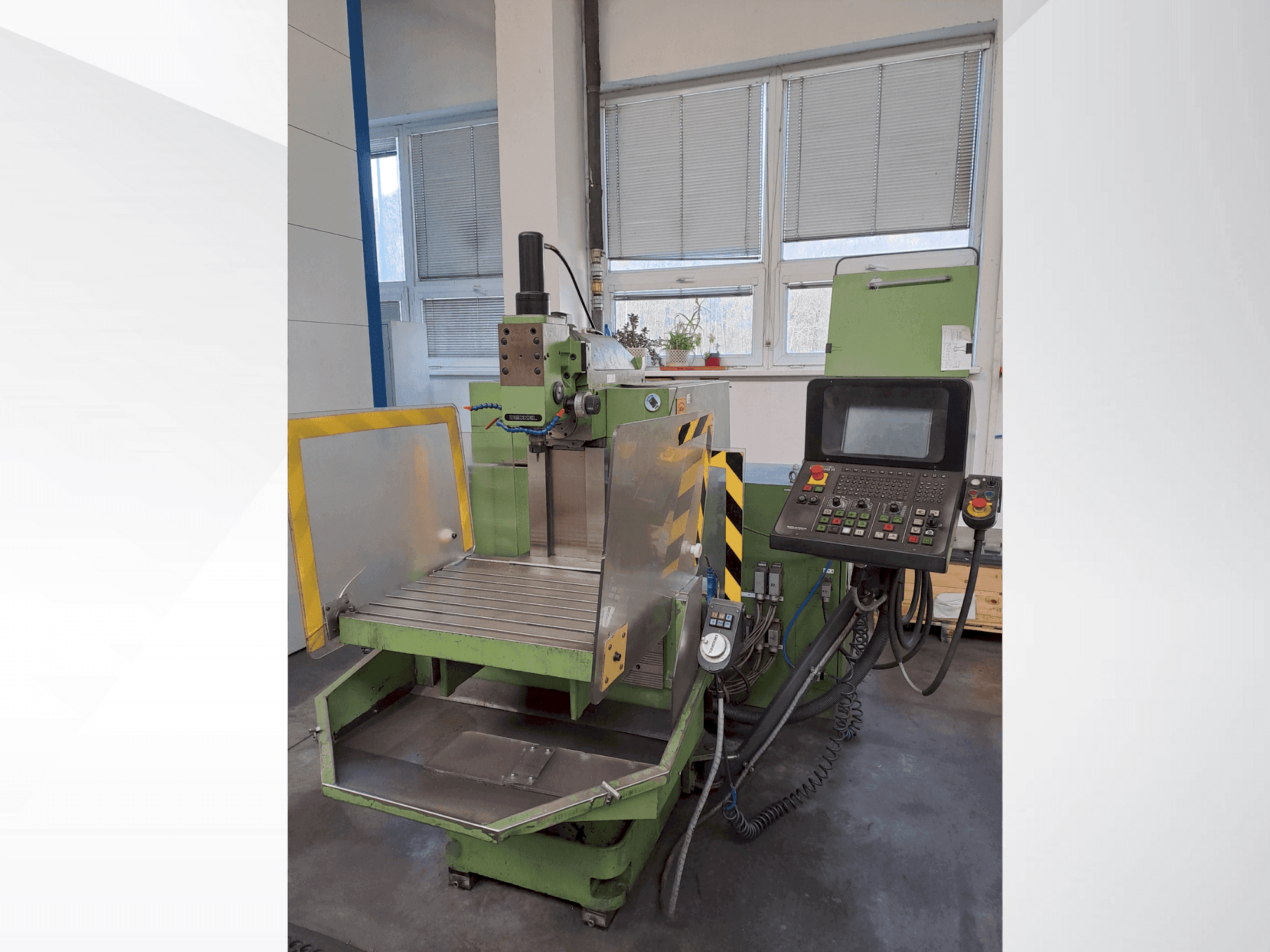 Vista frontale della macchina DECKEL FP 3A (1999)