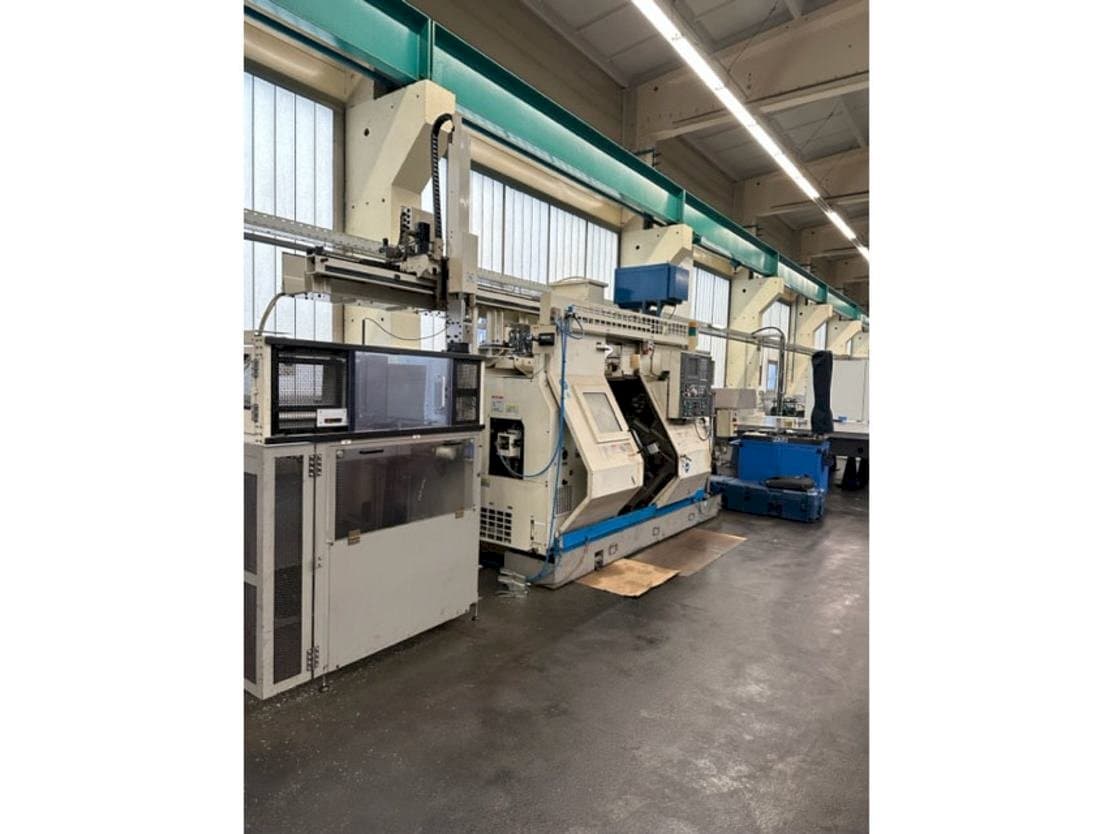 Vista frontale della macchina Okuma LT10