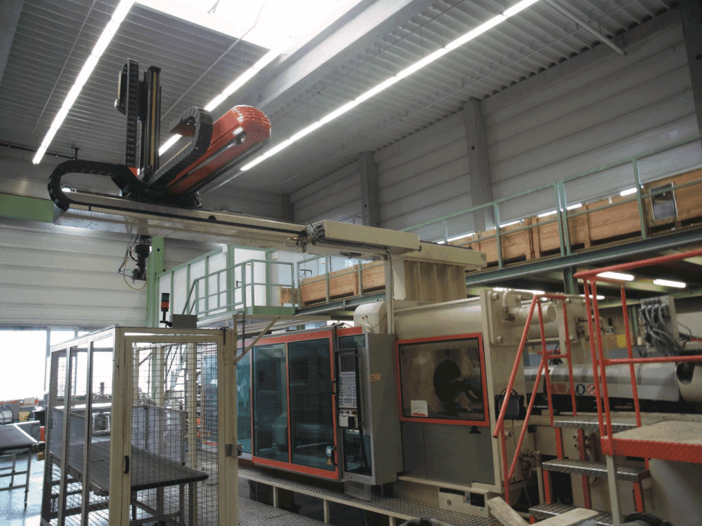 Vista frontale della macchina Krauss Maffei 650-6100 CM