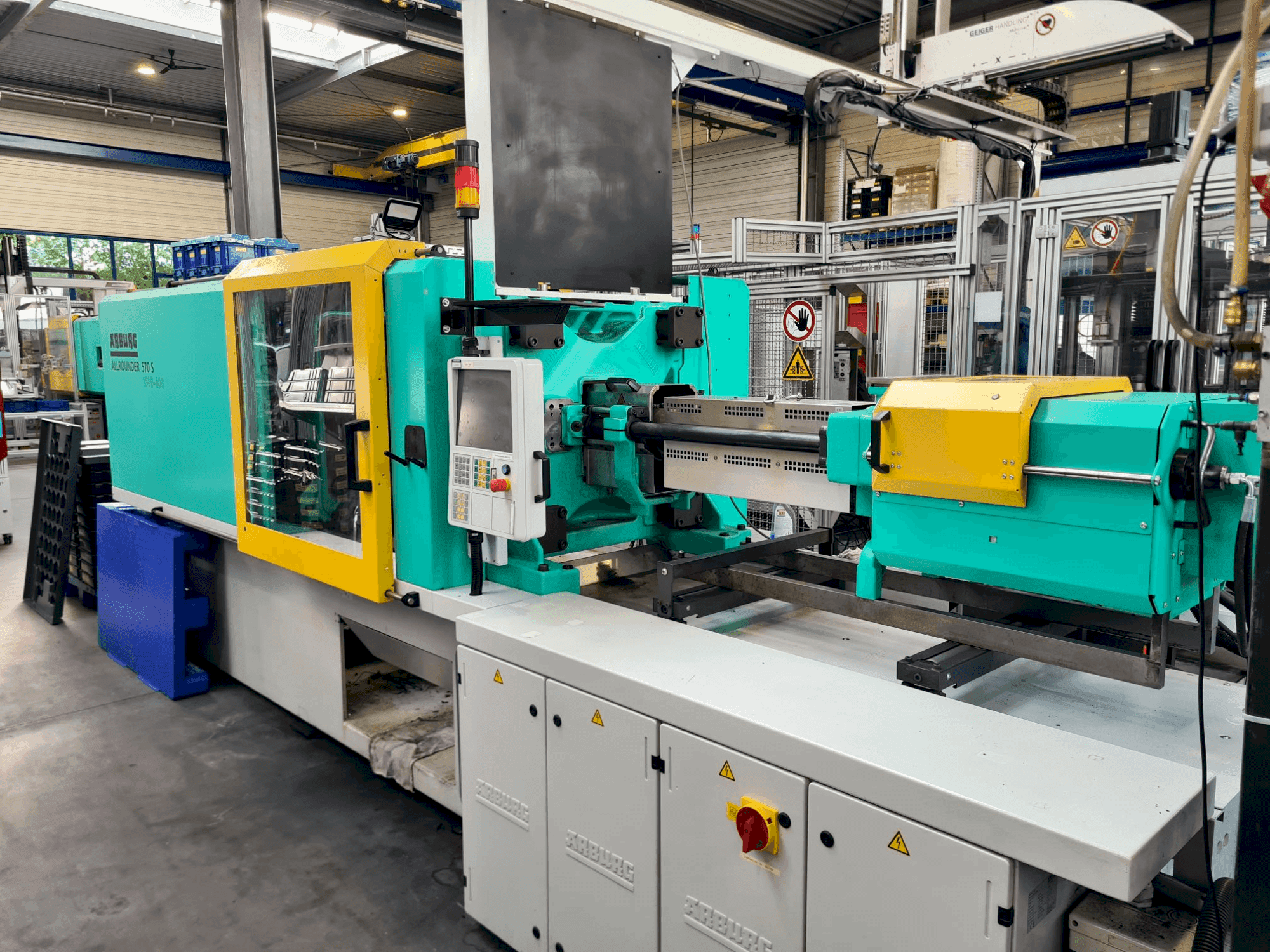 Vista frontale della macchina Arburg Allrounder 570S 1600-400