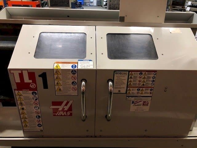 Vista frontale della macchina HAAS TL-1