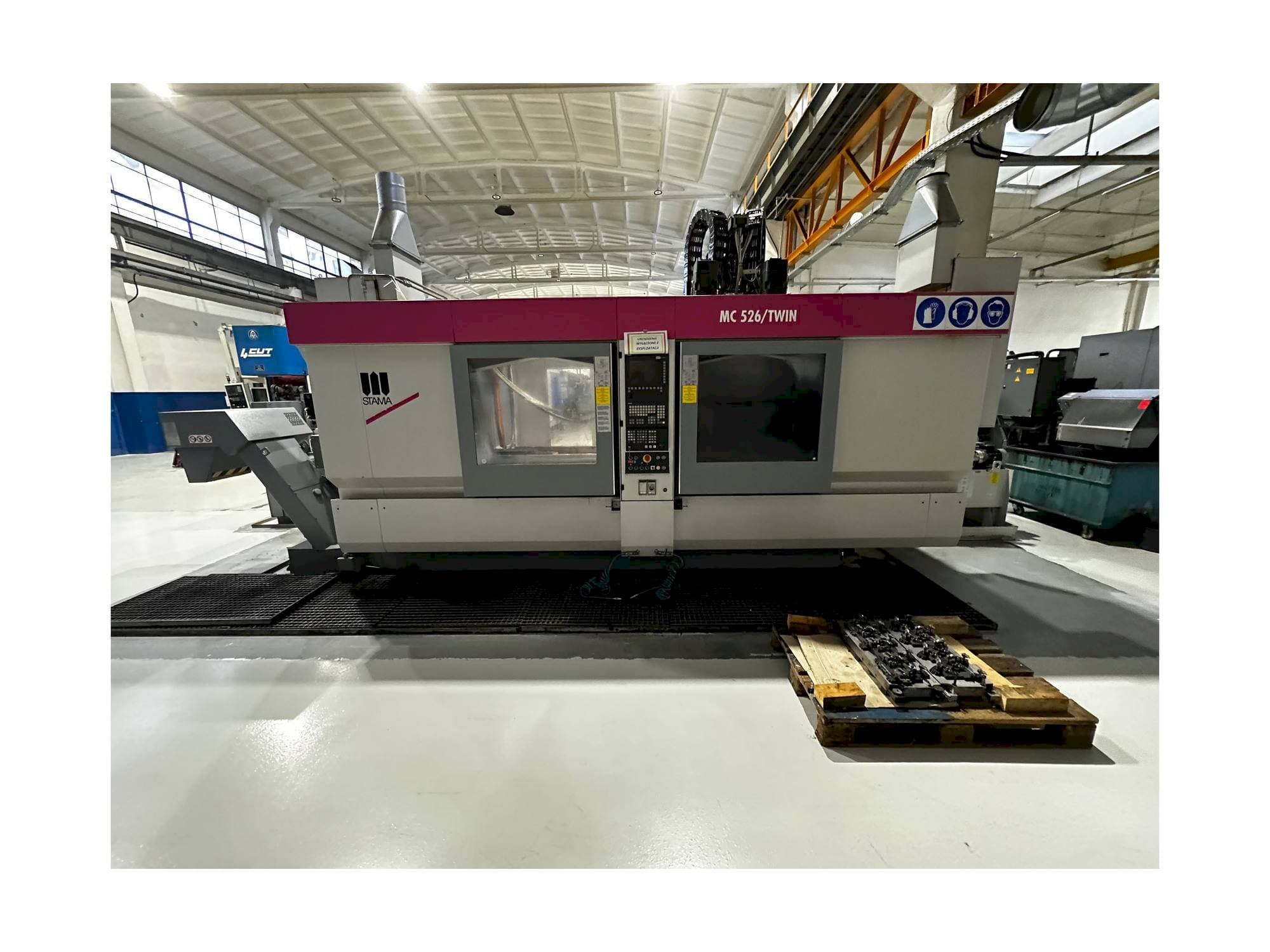 Vista frontale della macchina STAMA MC 526 / TWIN