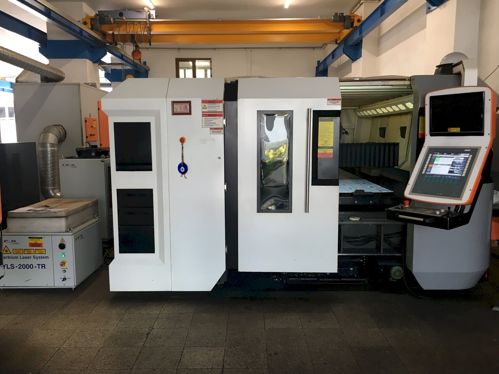 Vista frontale della macchina ERMAKSAN FIBERMAK Momentum Gen-3