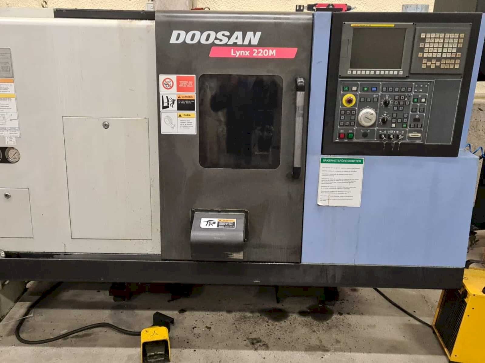 Vista frontale della macchina Doosan Lynx 220MA + bar feeder LNS Express