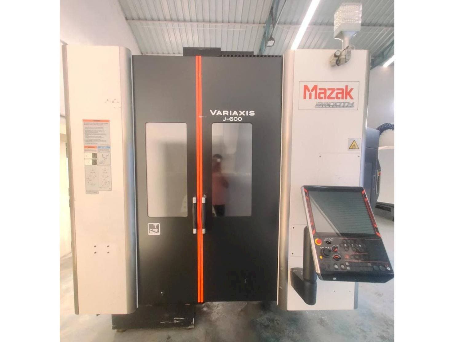 Vista frontale della macchina Mazak Variaxis J-600