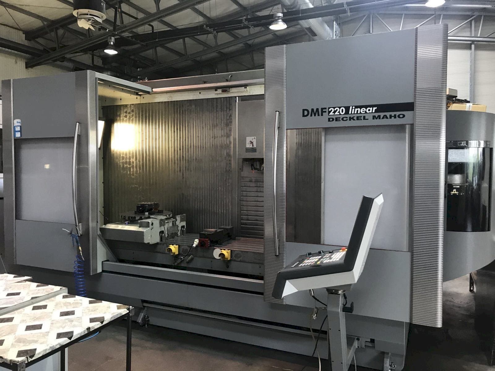 Vista frontale della macchina DECKEL MAHO DMF 220 Linear