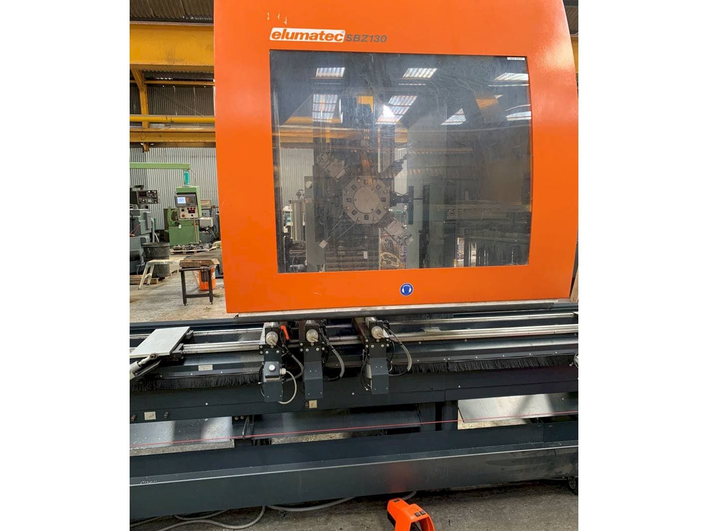Vista frontale della macchina Elumatec SBZ 130