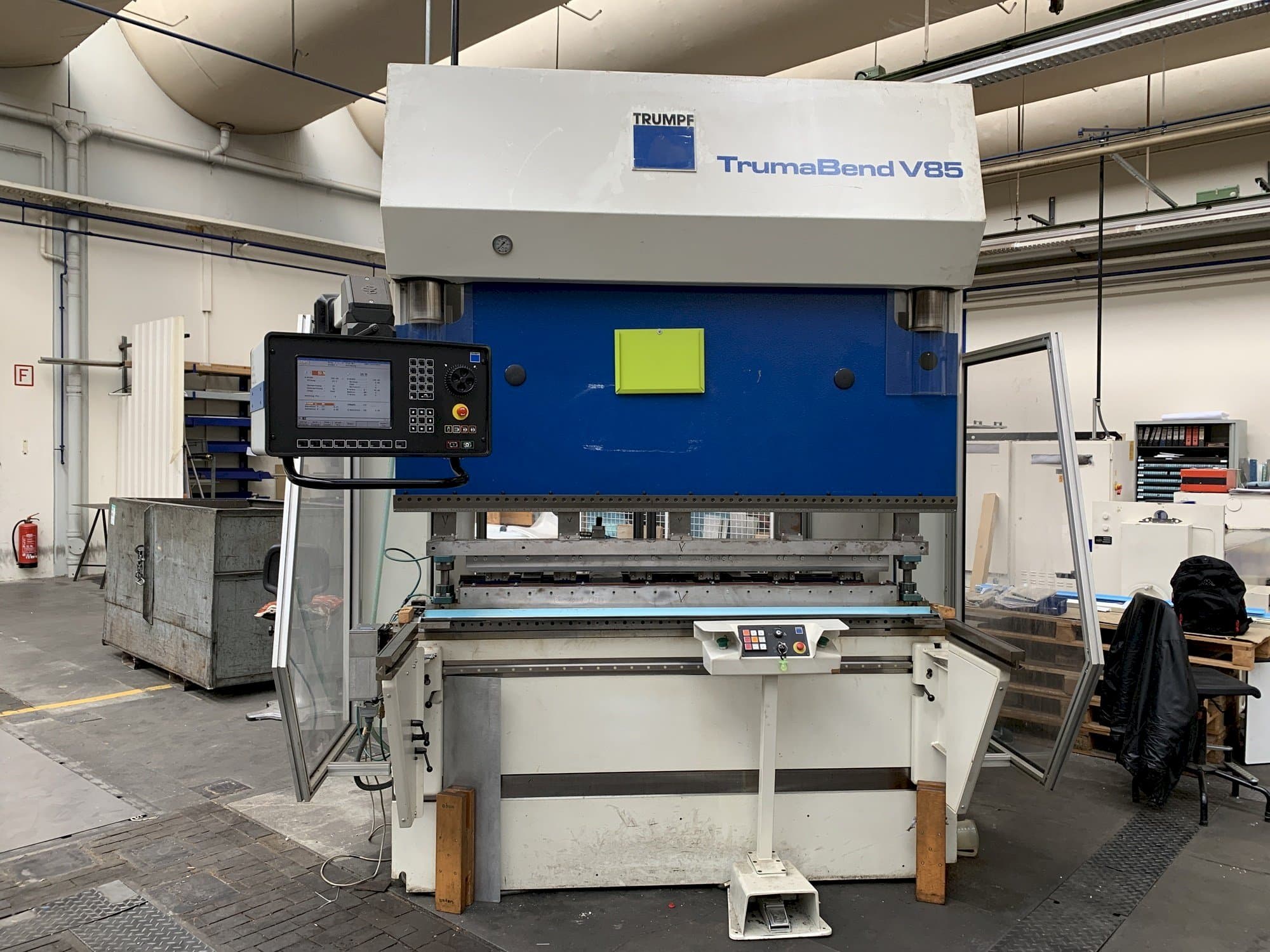 Vista frontale della macchina Trumpf TrumaBend V85S