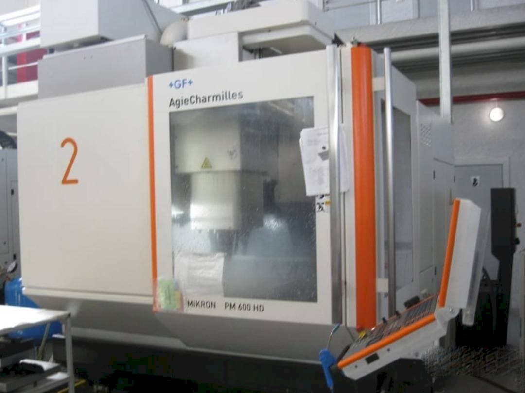 Vista frontale della macchina AgieCharmilles Mikron HPM 600 HD