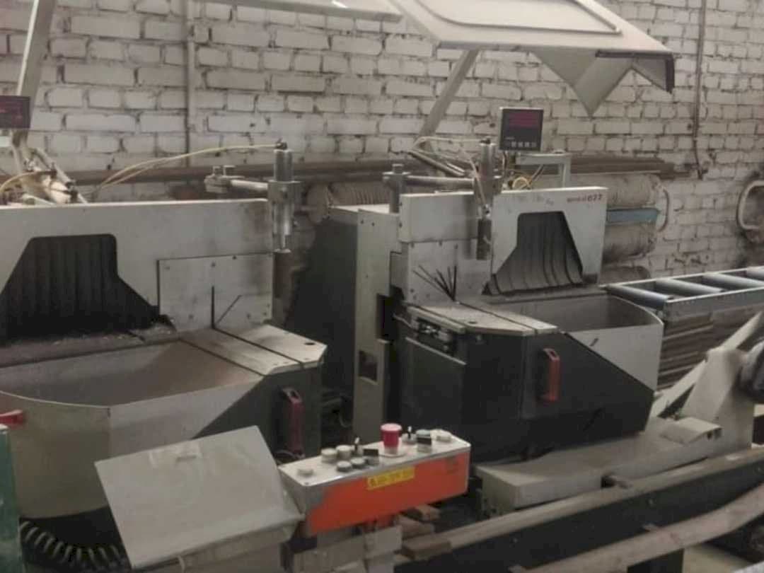 Vista frontale della macchina Elumatec DG 104/02 + E111