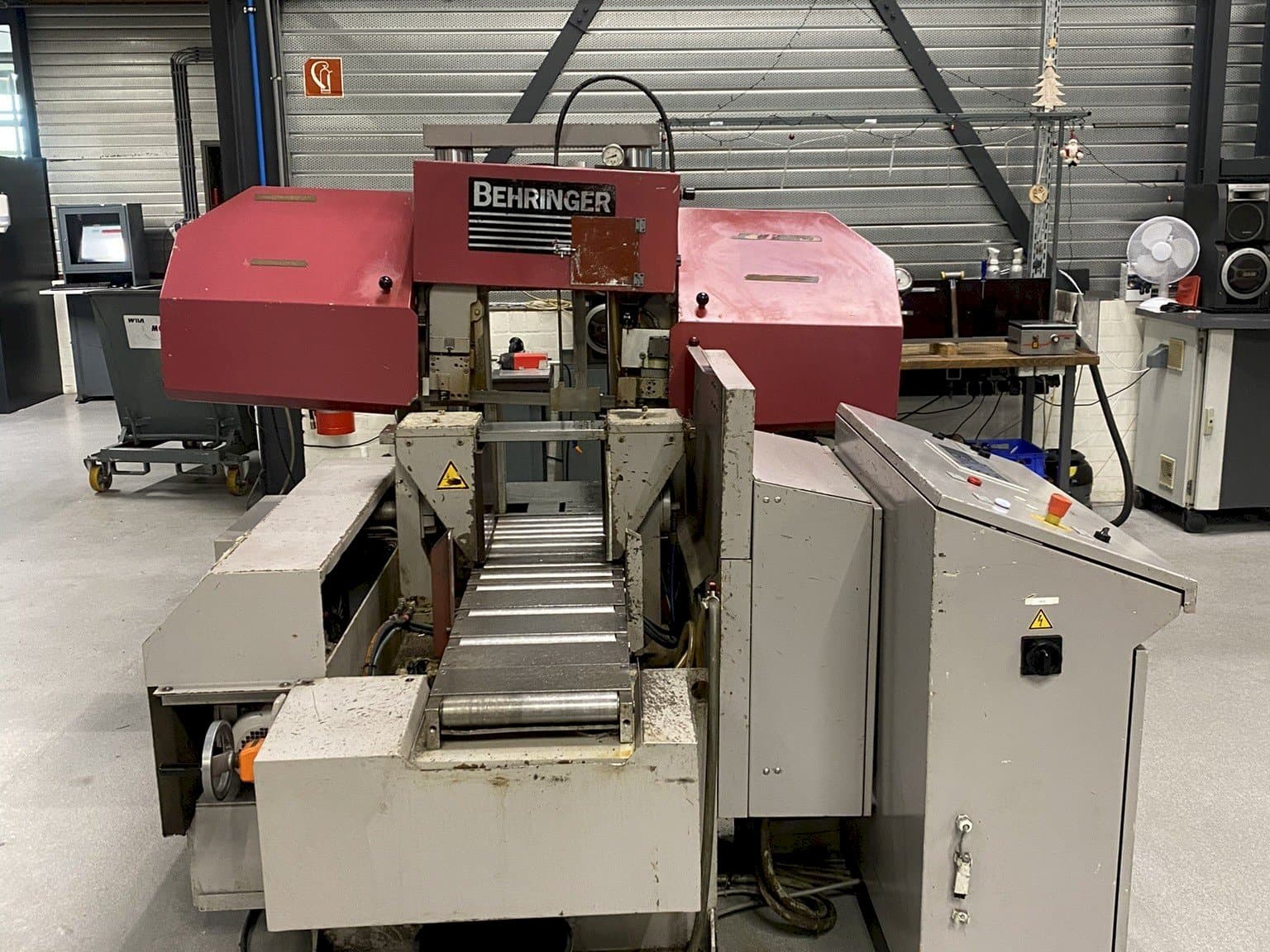 Vista frontale della macchina Behringer HPB 303A