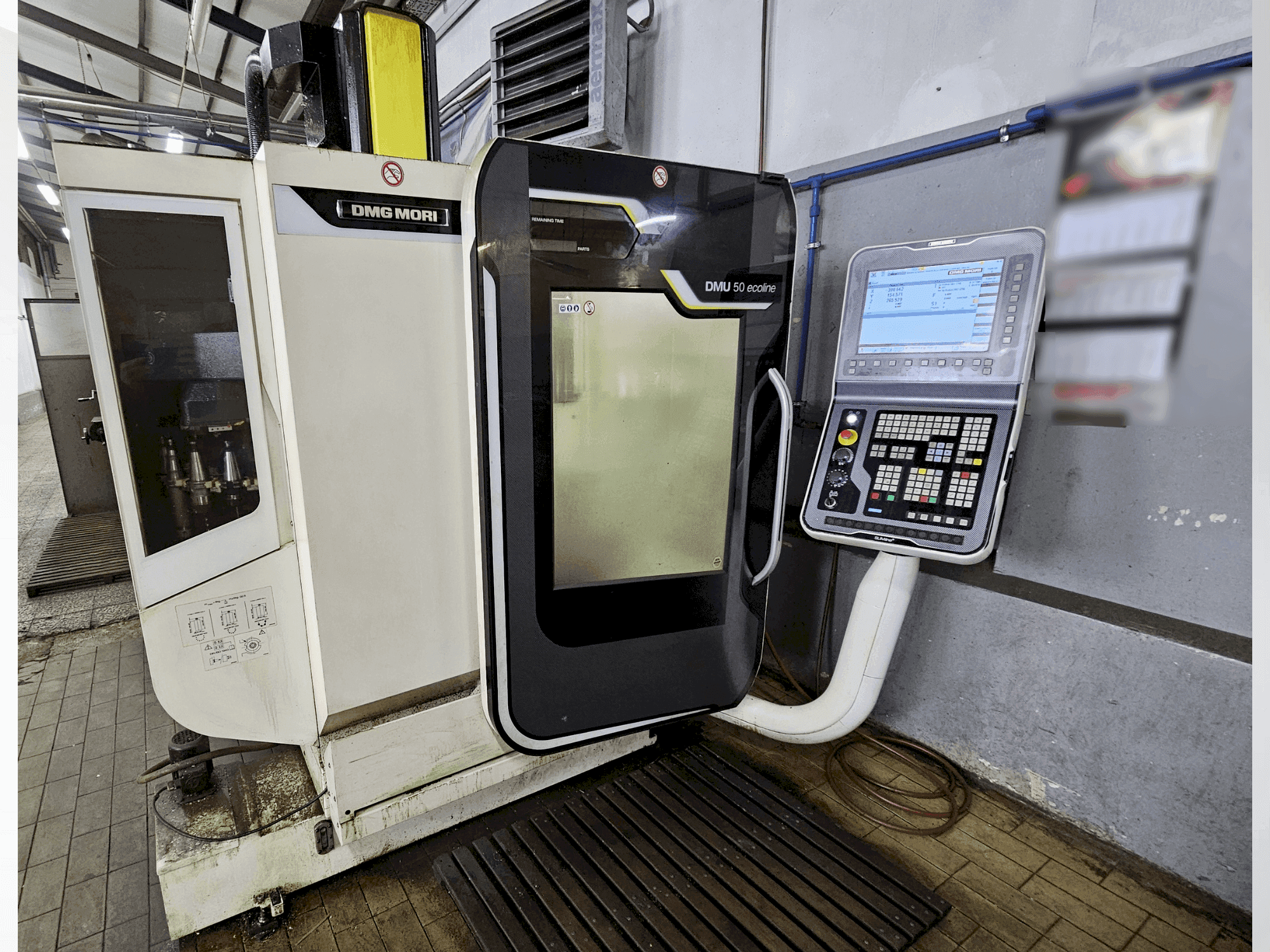 Vista frontale della macchina DMG MORI DMU 50 ecoline