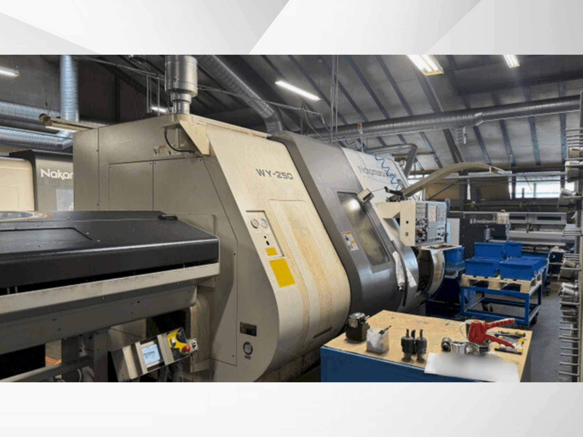 Vista frontale della macchina NAKAMURA-TOME WY-250