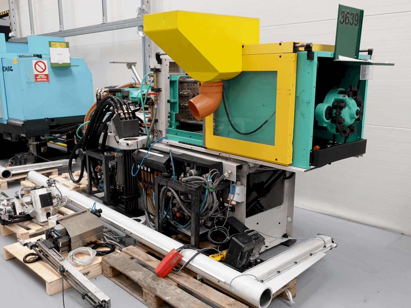 Vista frontale della macchina Arburg ALLROUNDER 320C–500–100U