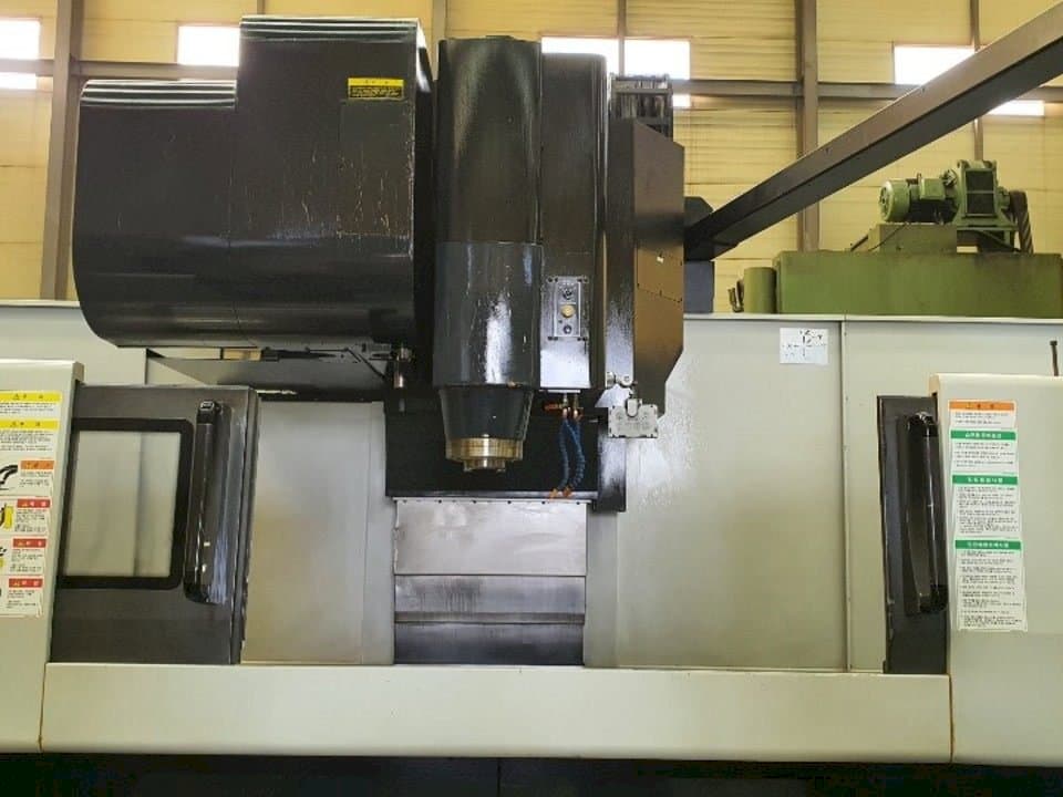Vista frontale della macchina Doosan VM 960L
