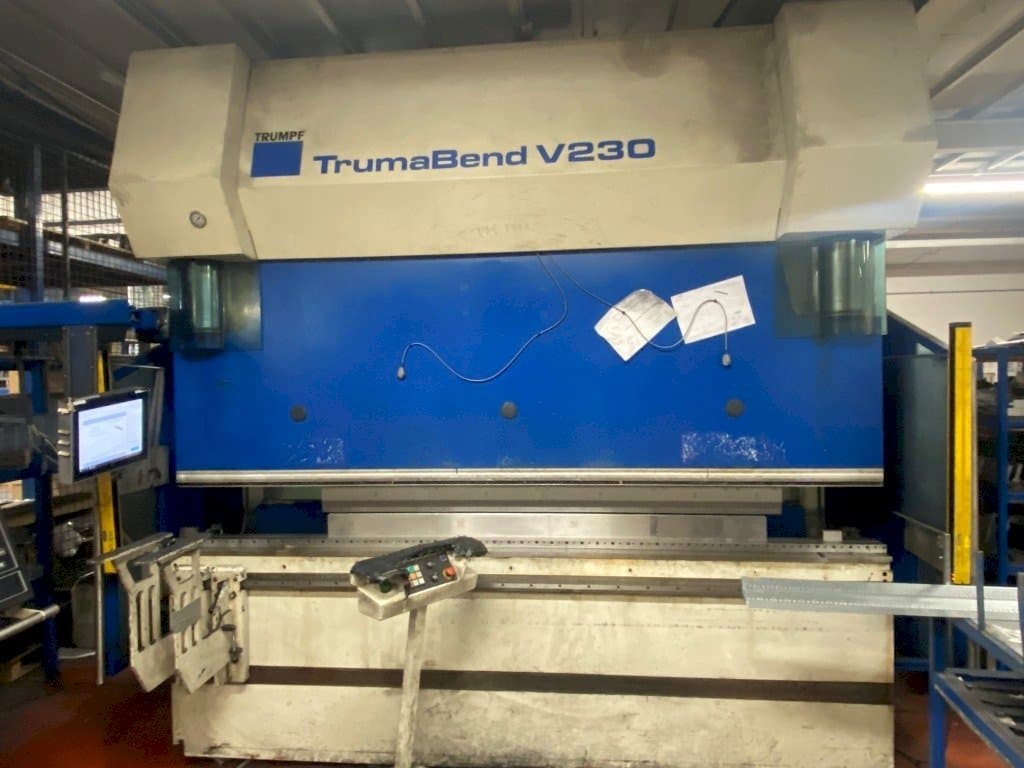 Vista frontale della macchina Trumpf TrumaBend V230