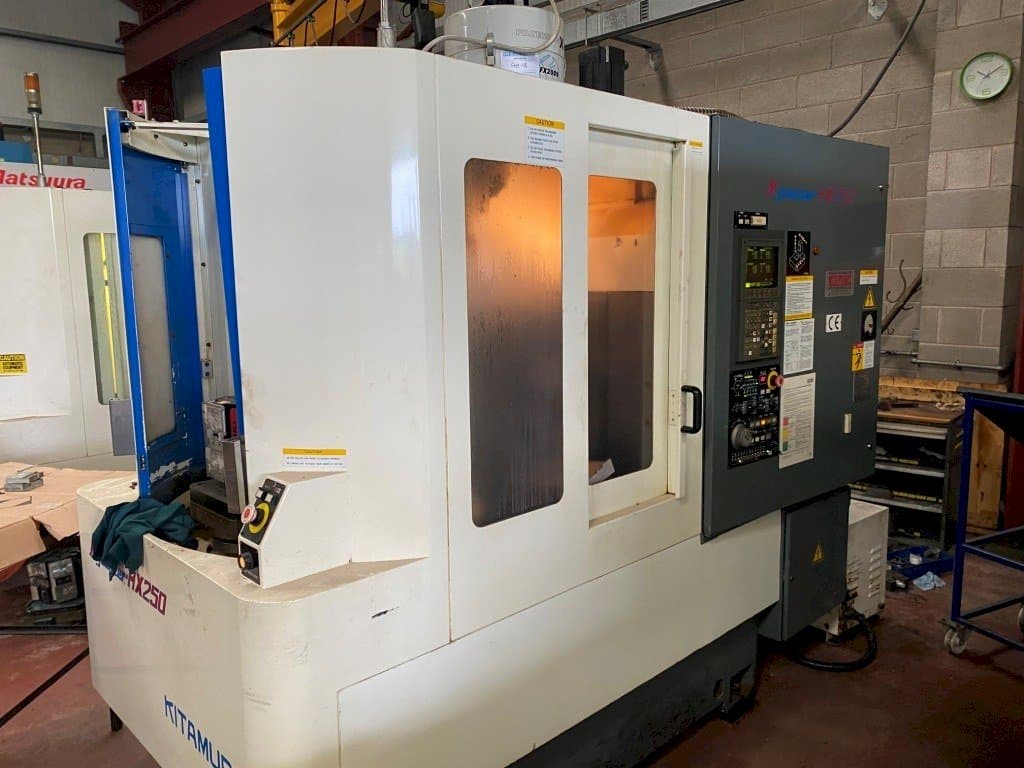 Vista frontale della macchina Kitamura Mycenter HX250