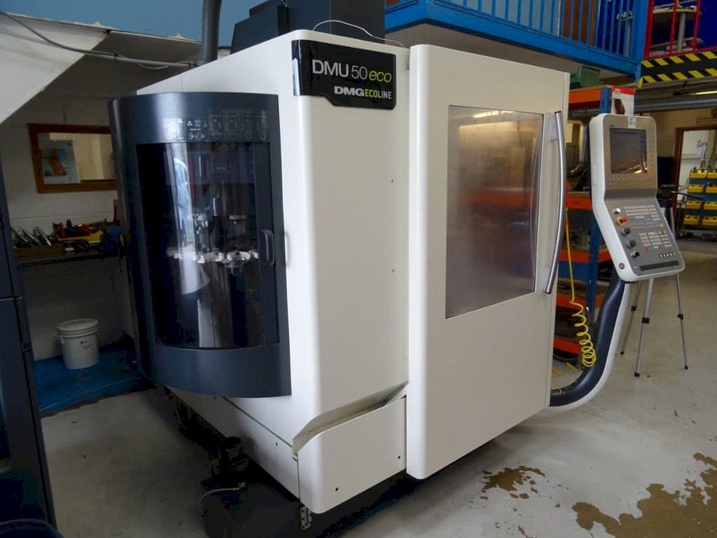 Vista frontale della macchina DECKEL MAHO DMU 50Eco