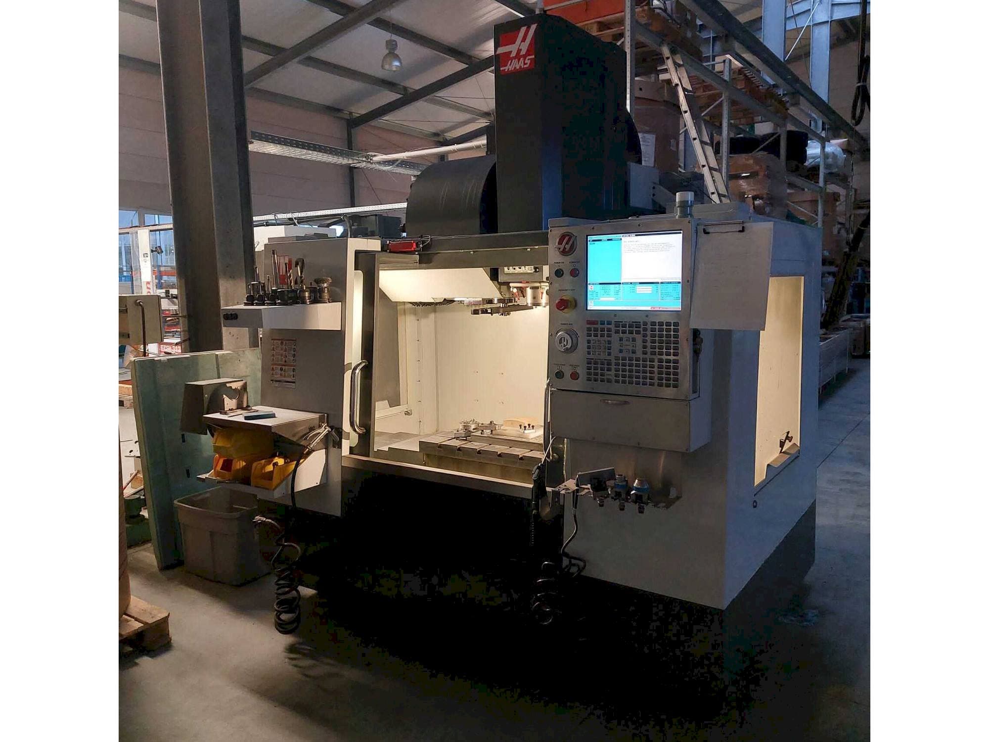 Vista frontale della macchina HAAS VM-2