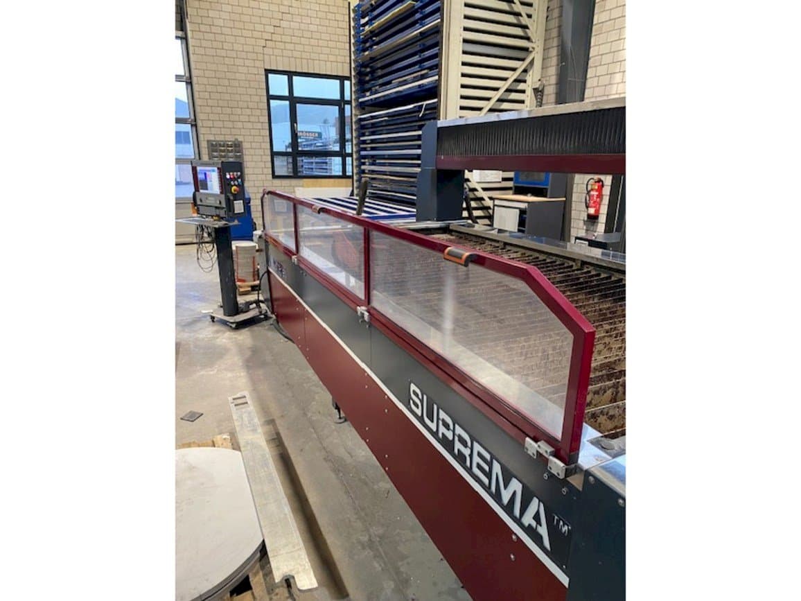 Vista frontale della macchina Waterjet Italy Suprem