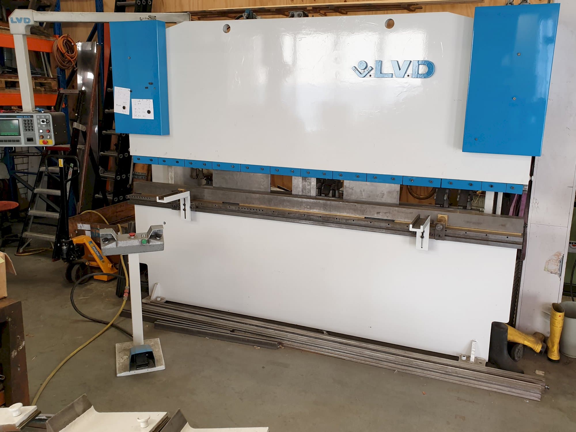 Vista lato destro della macchina LVD PPI 135/30