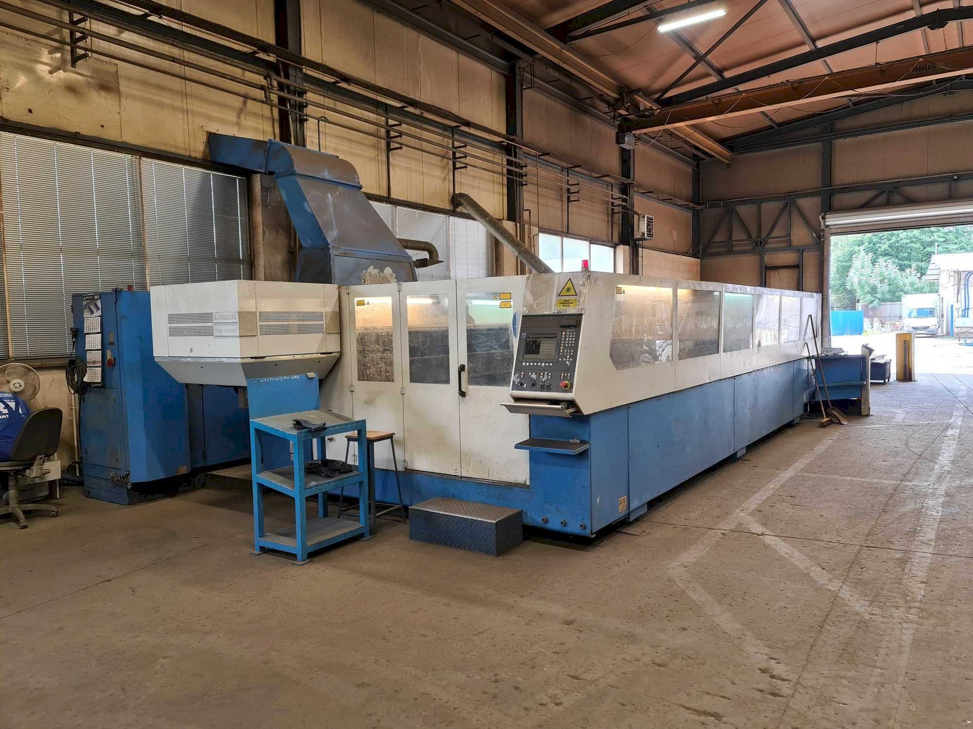 Vista laterale sinistra della macchina Trumpf Traumatic L 6030