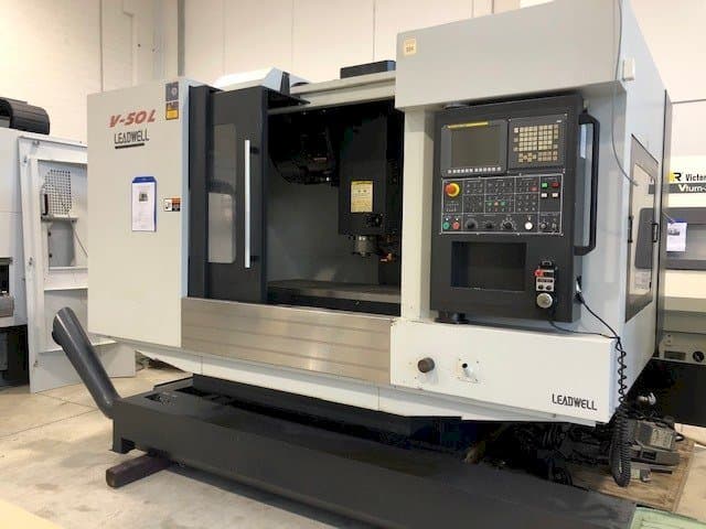 Vista frontale della macchina Leadwell V50L