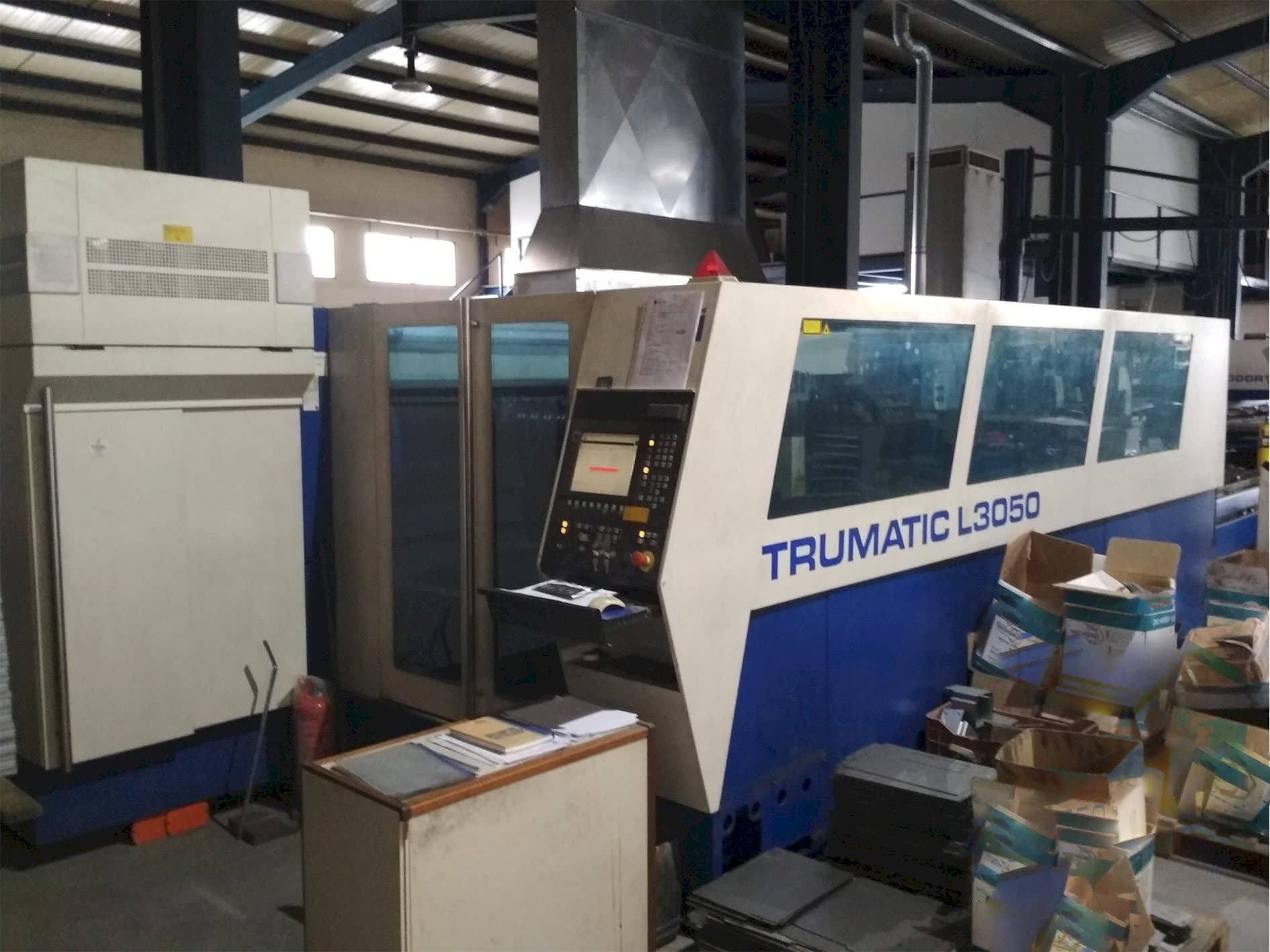 Vista frontale della macchina Trumpf Trumatic L3050 5kw