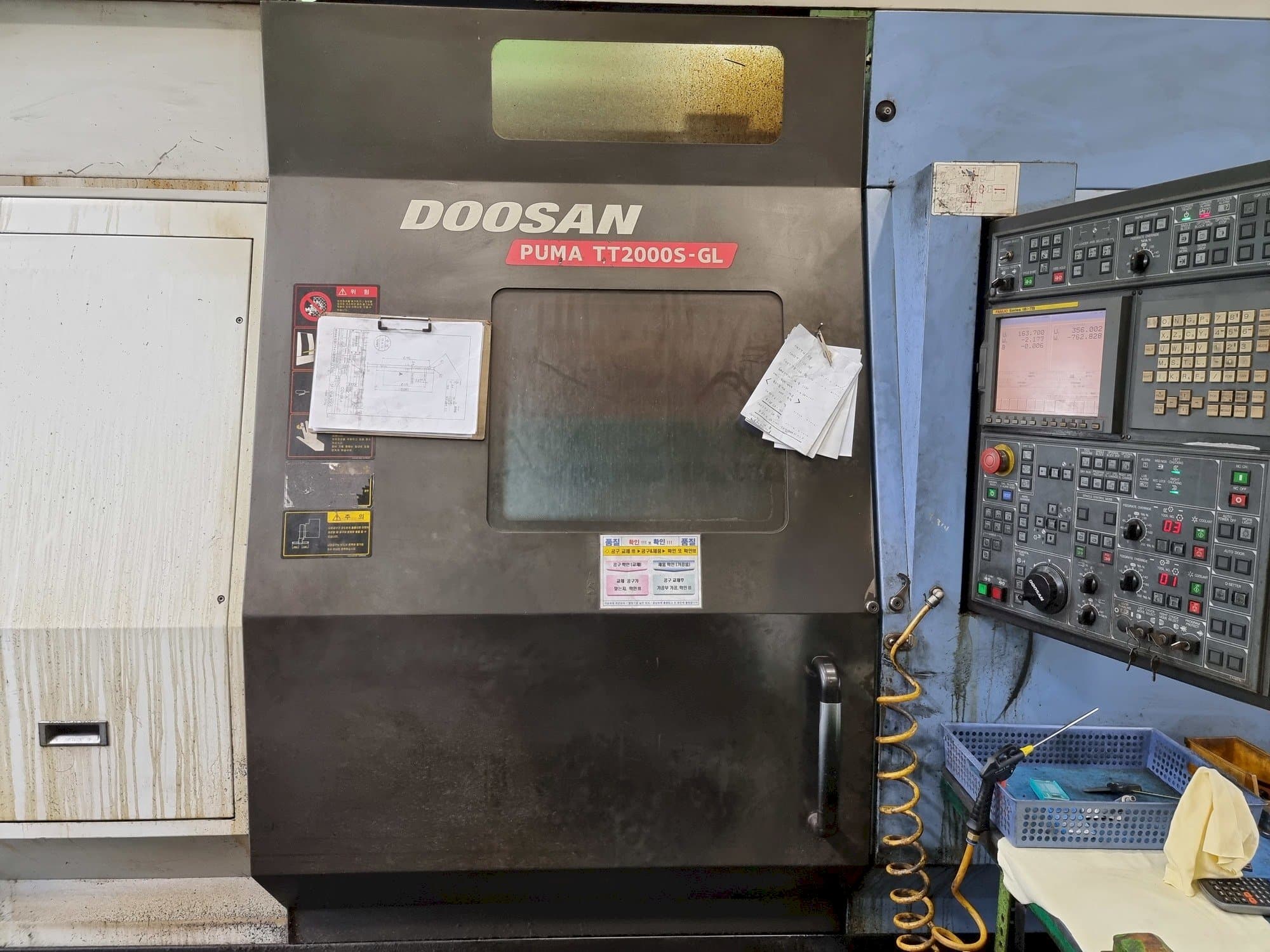 Vista frontale della macchina Doosan PUMA TT2000S-GL