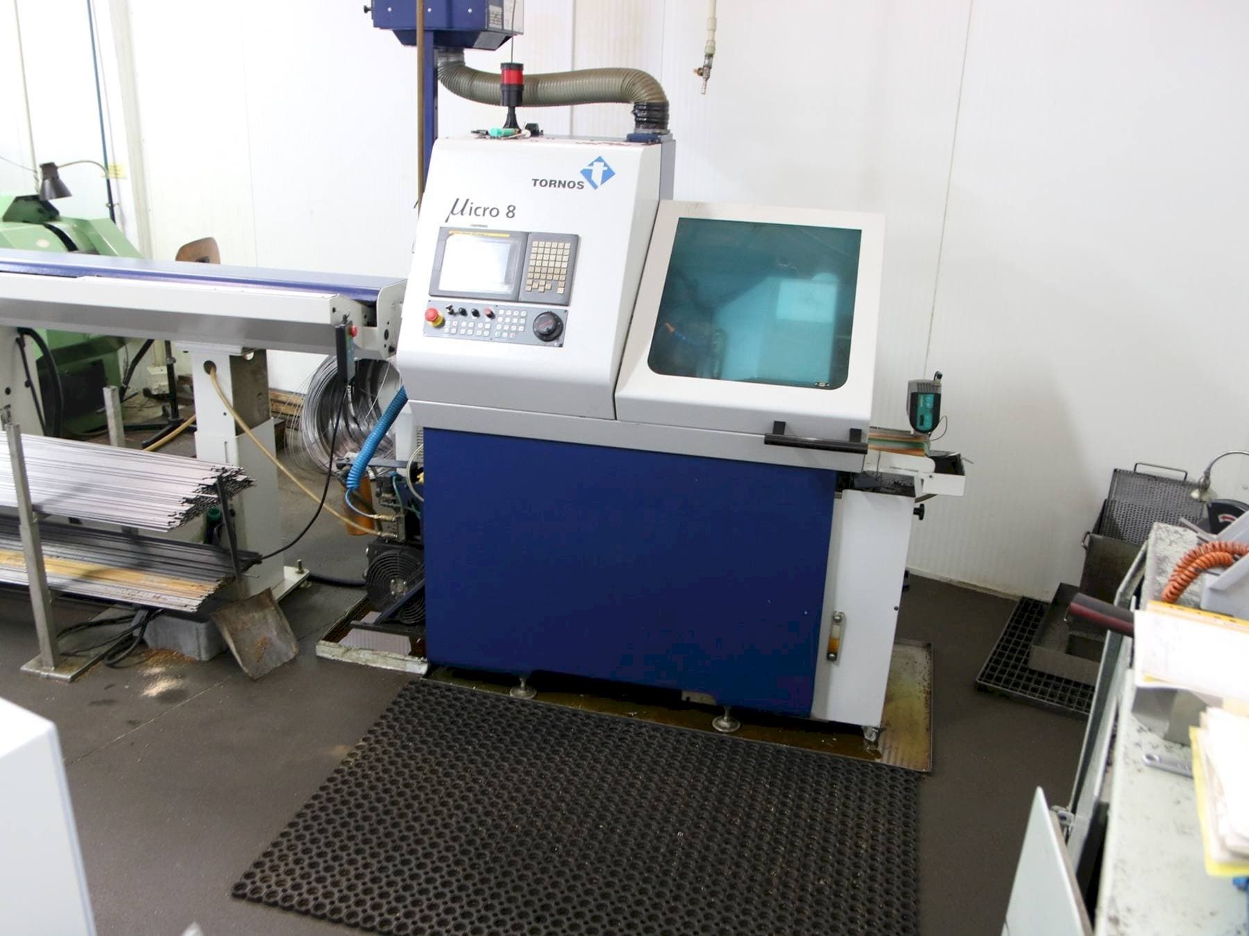 Vista frontale della macchina Tornos Micro 8