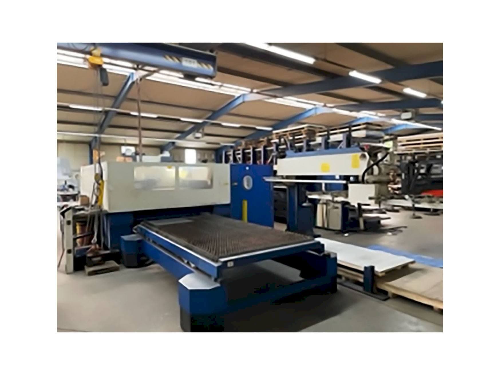 Vista frontale della macchina Trumpf Trumatic L 3030