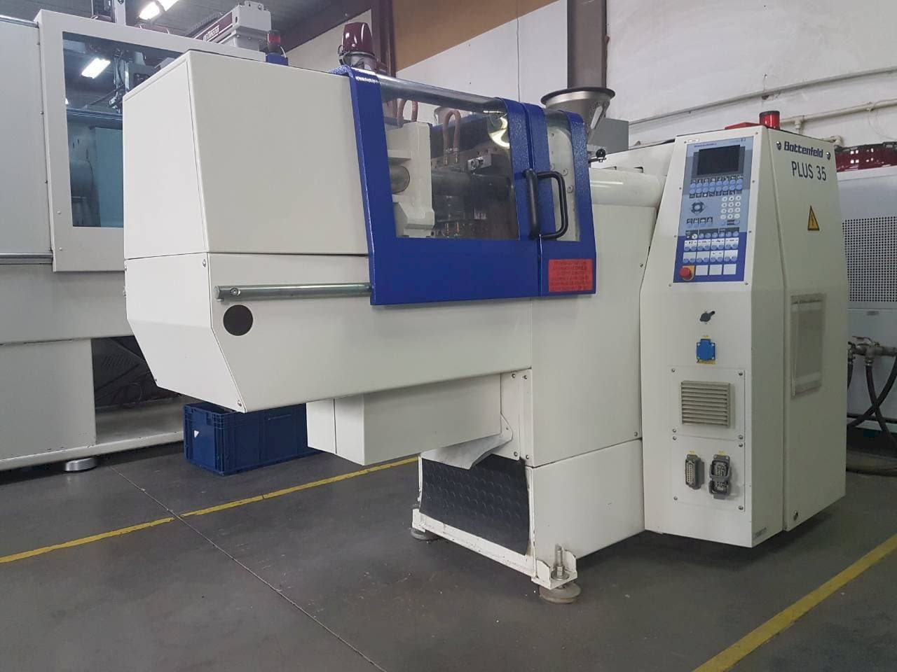 Vista frontale della macchina Battenfeld PLUS 35/75