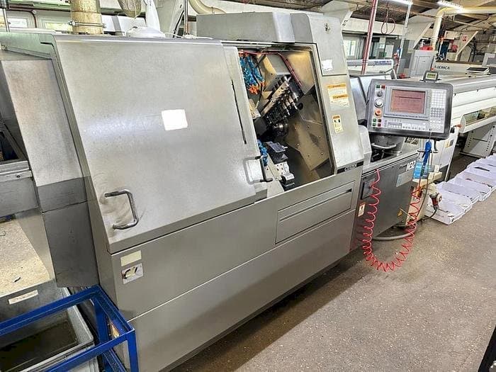 Vista frontale della macchina Citizen M32 III