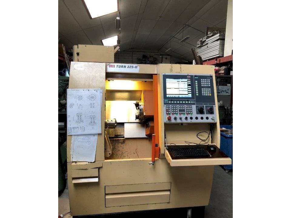 Vista frontale della macchina EMCO TURN 325-II