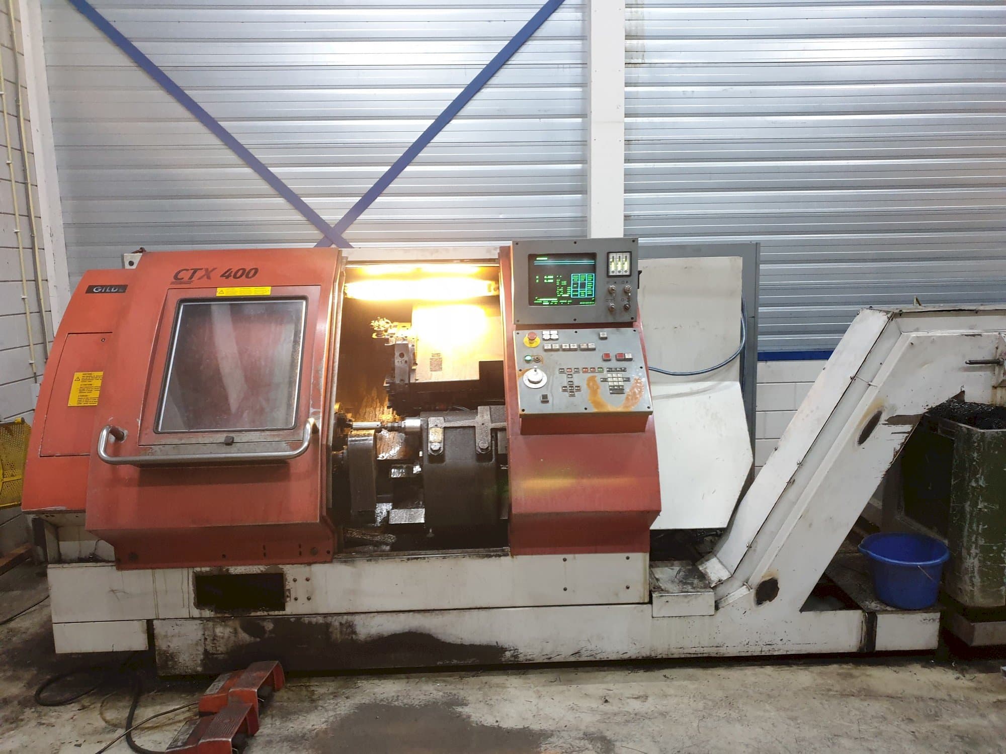 Vista frontale della macchina Gildemeister CTX 400