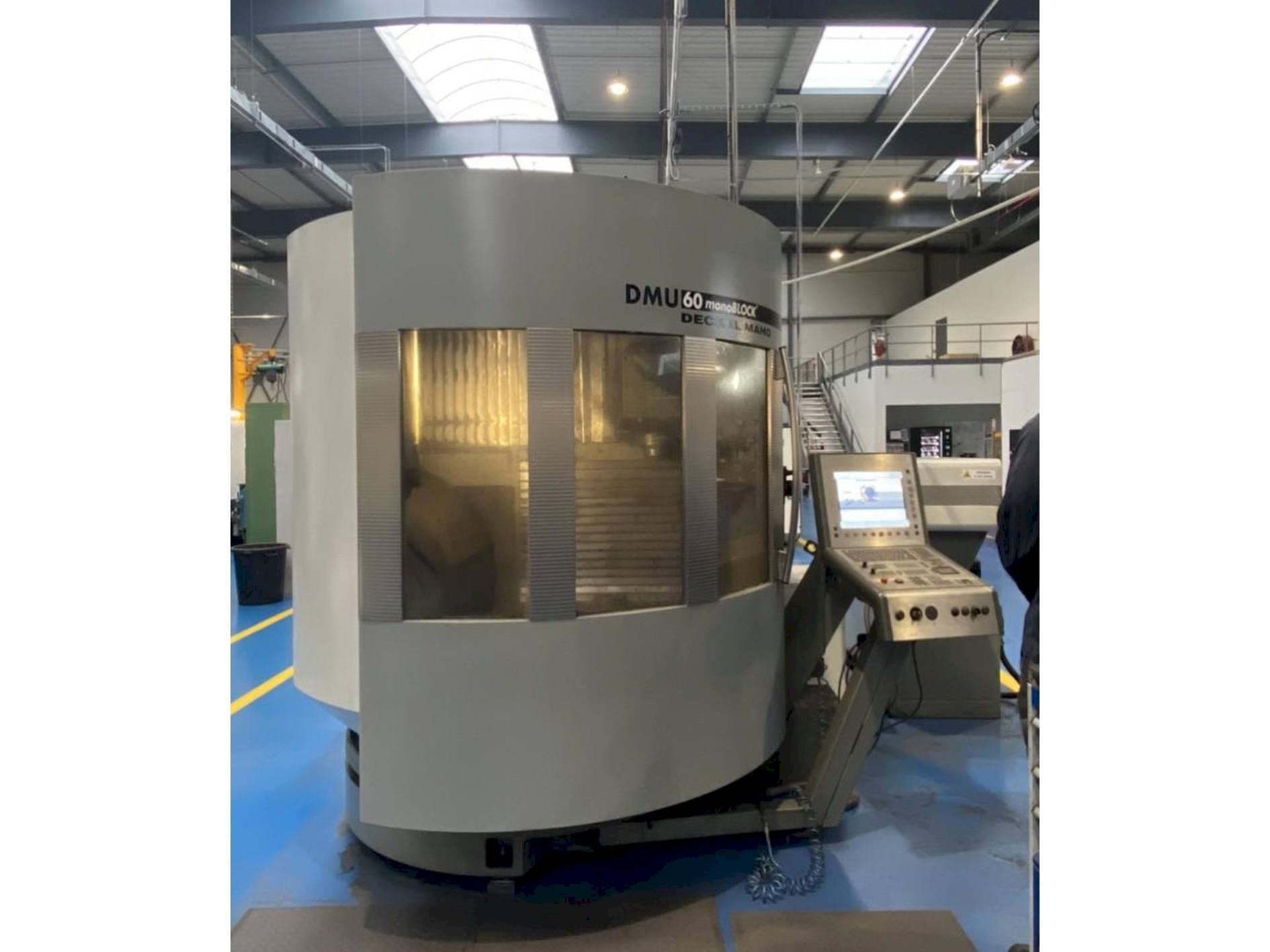 Vista frontale della macchina DECKEL MAHO Type DMU60 MonoBlock