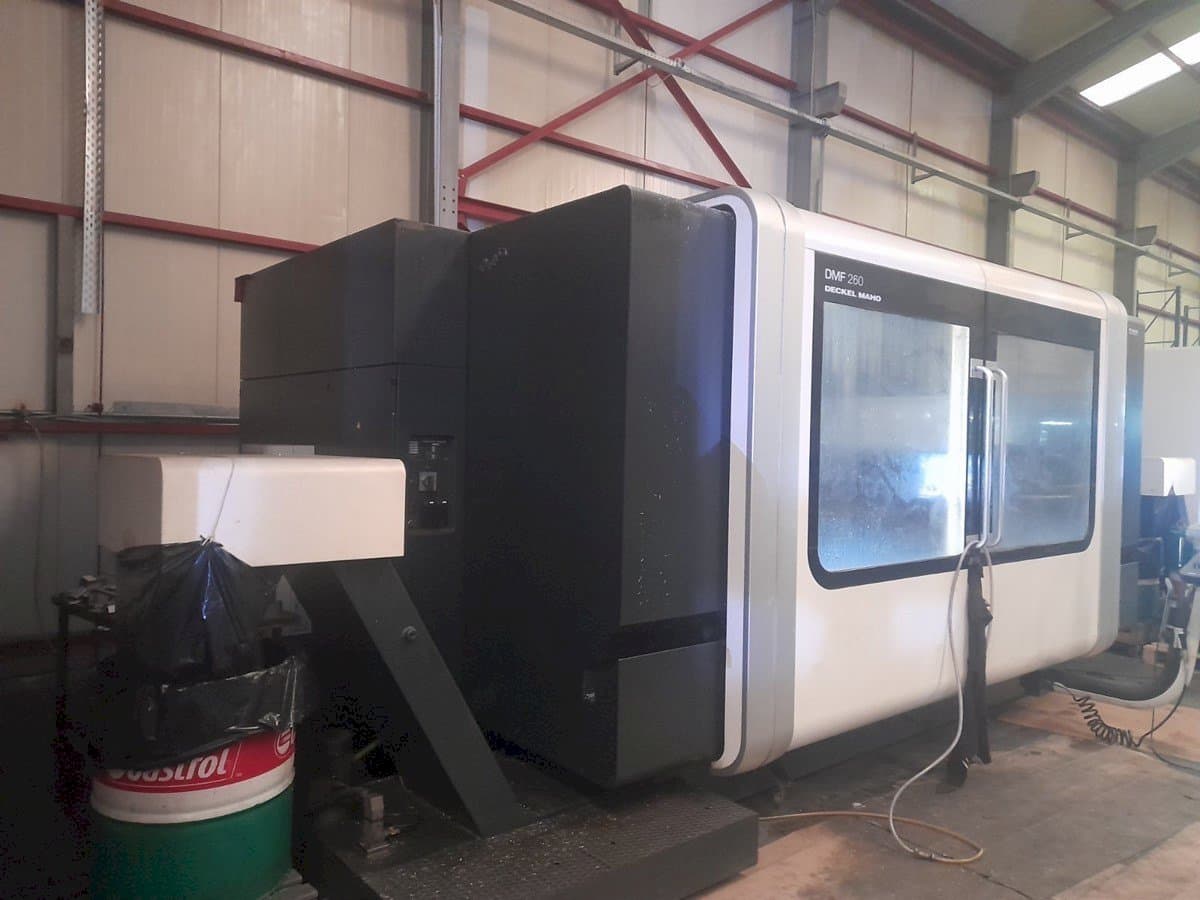 Vista laterale sinistra della macchina DECKEL MAHO DMF 260
