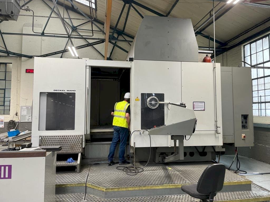 Vista frontale della macchina DECKEL MAHO DMU 200T