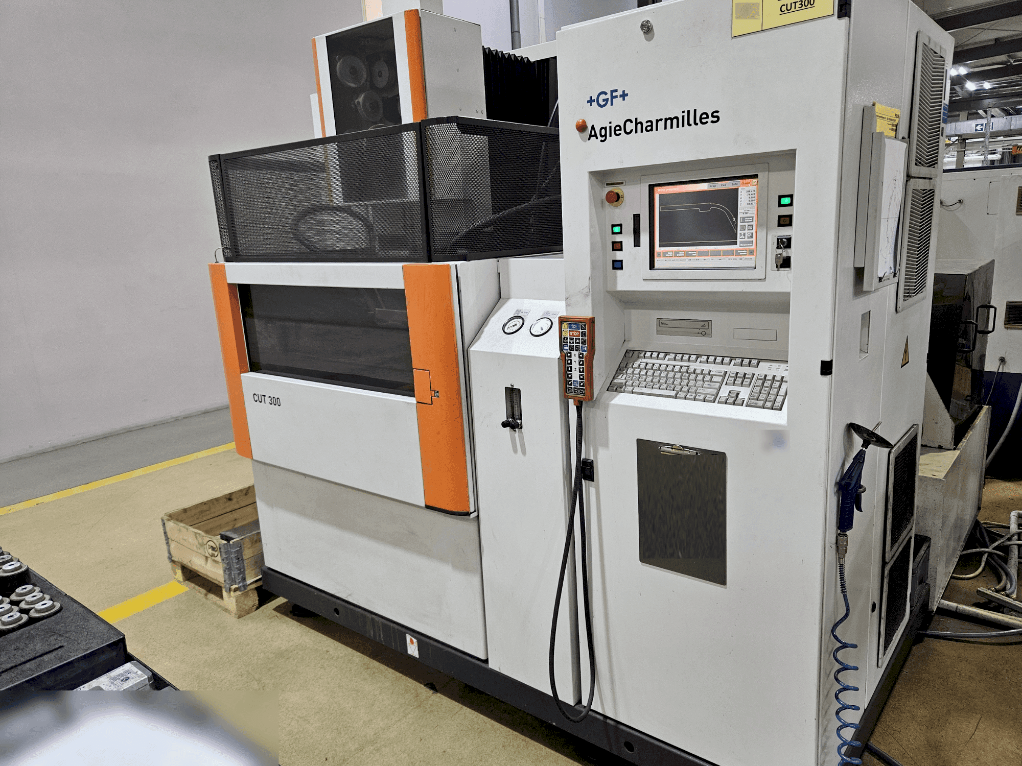 Vista frontale della macchina AgieCharmilles CUT 300