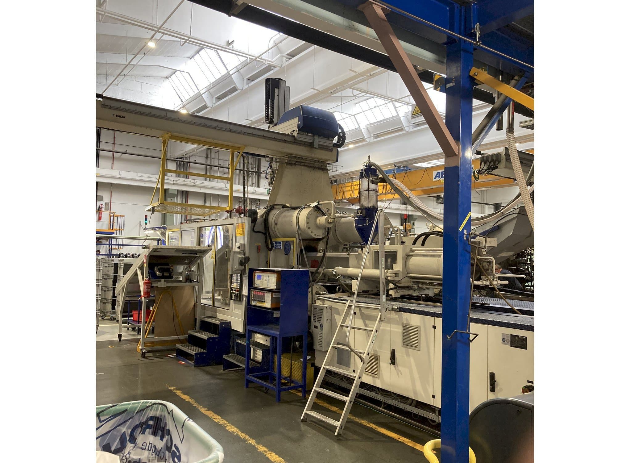 Vista frontale della macchina Krauss Maffei 650 – 2700 C1