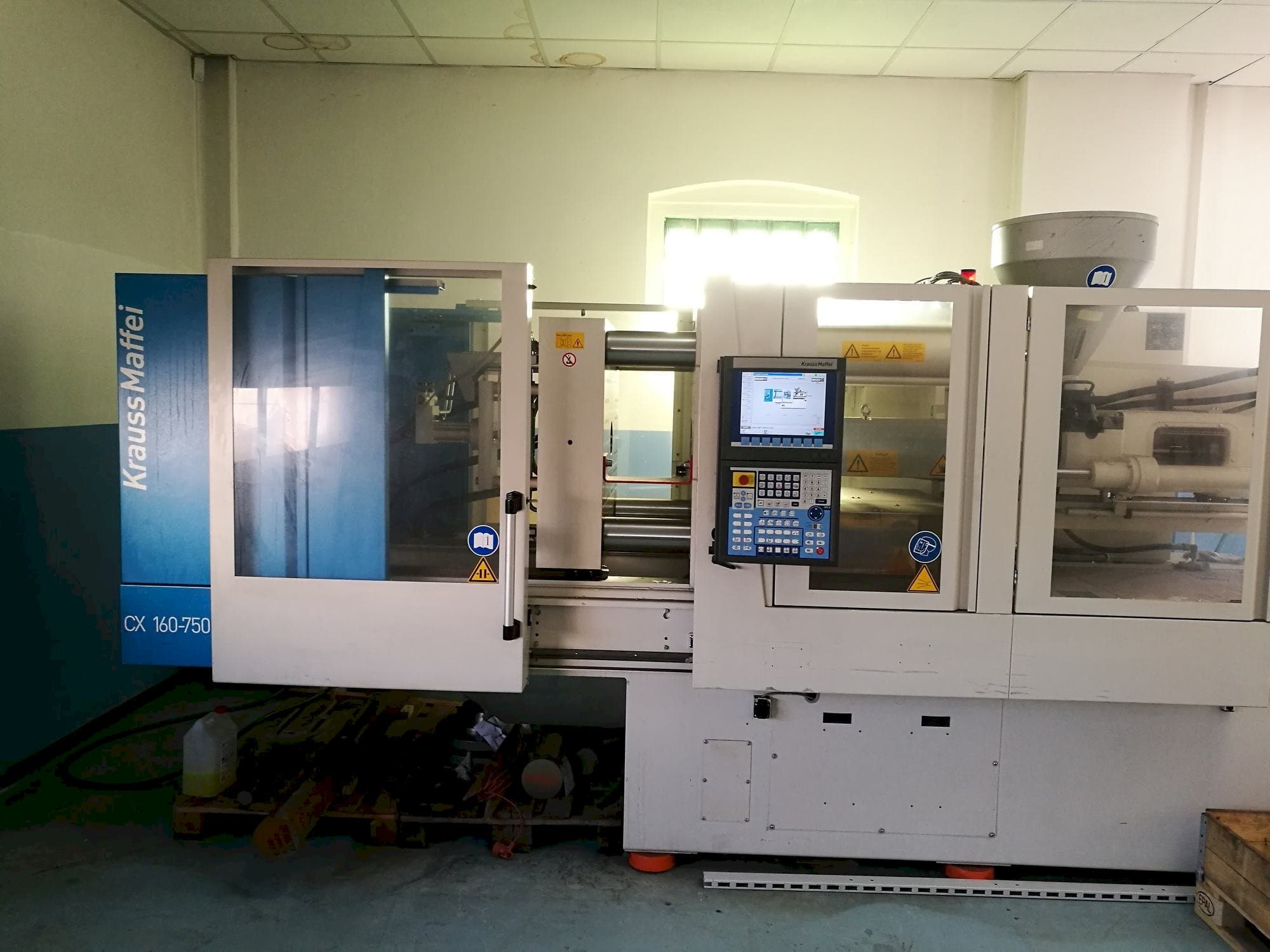 Vista frontale della macchina Krauss Maffei KM 160-750 CX