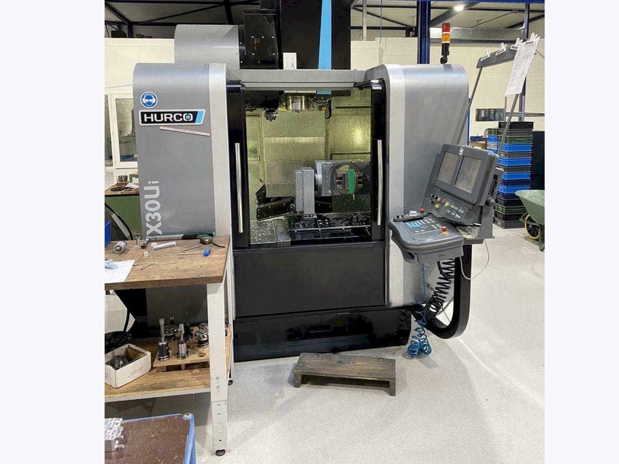 Vista frontale della macchina Hurco VMX30 Ui