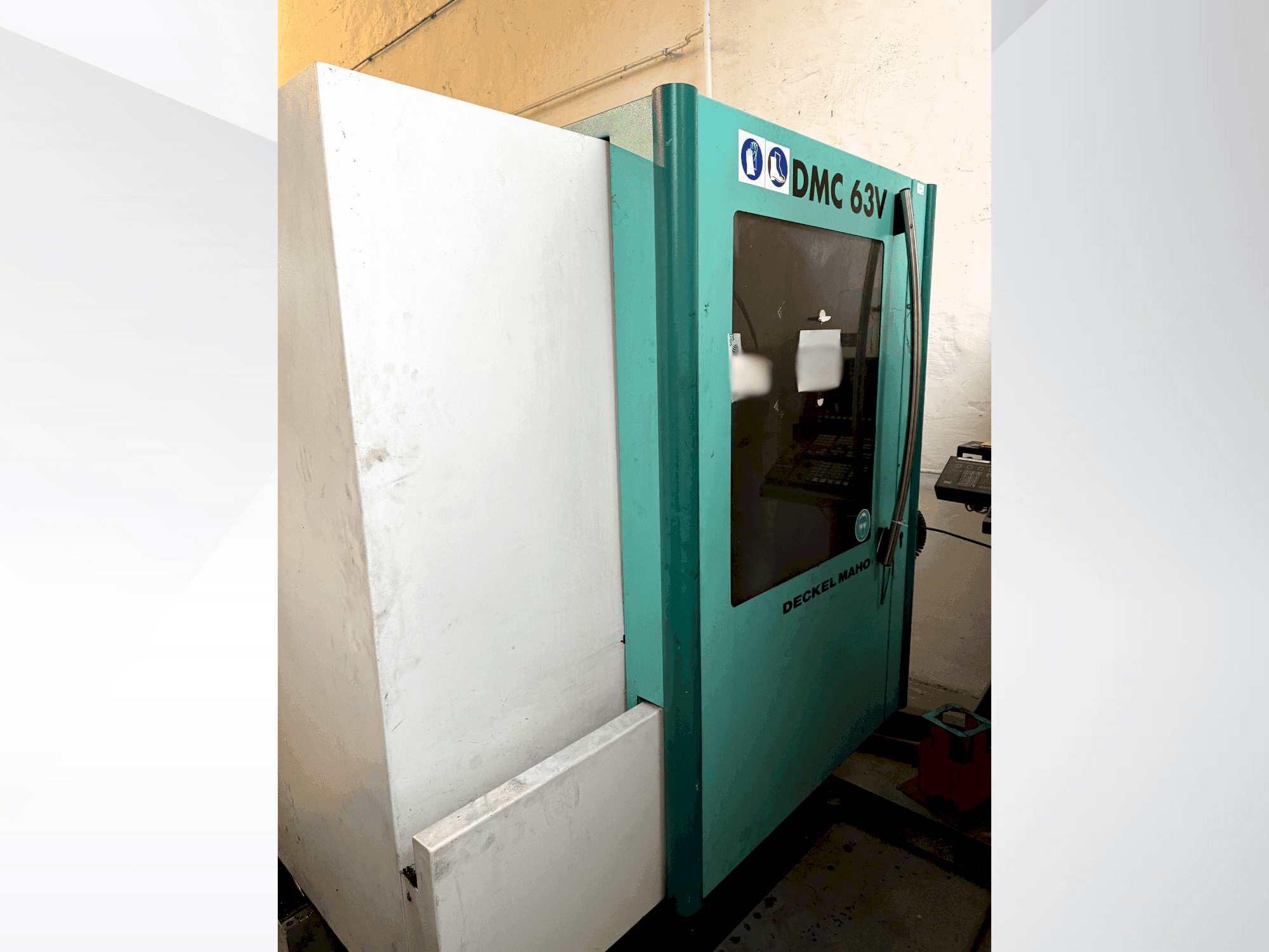 Vista frontale della macchina DMG MORI Deckel Maho 63V
